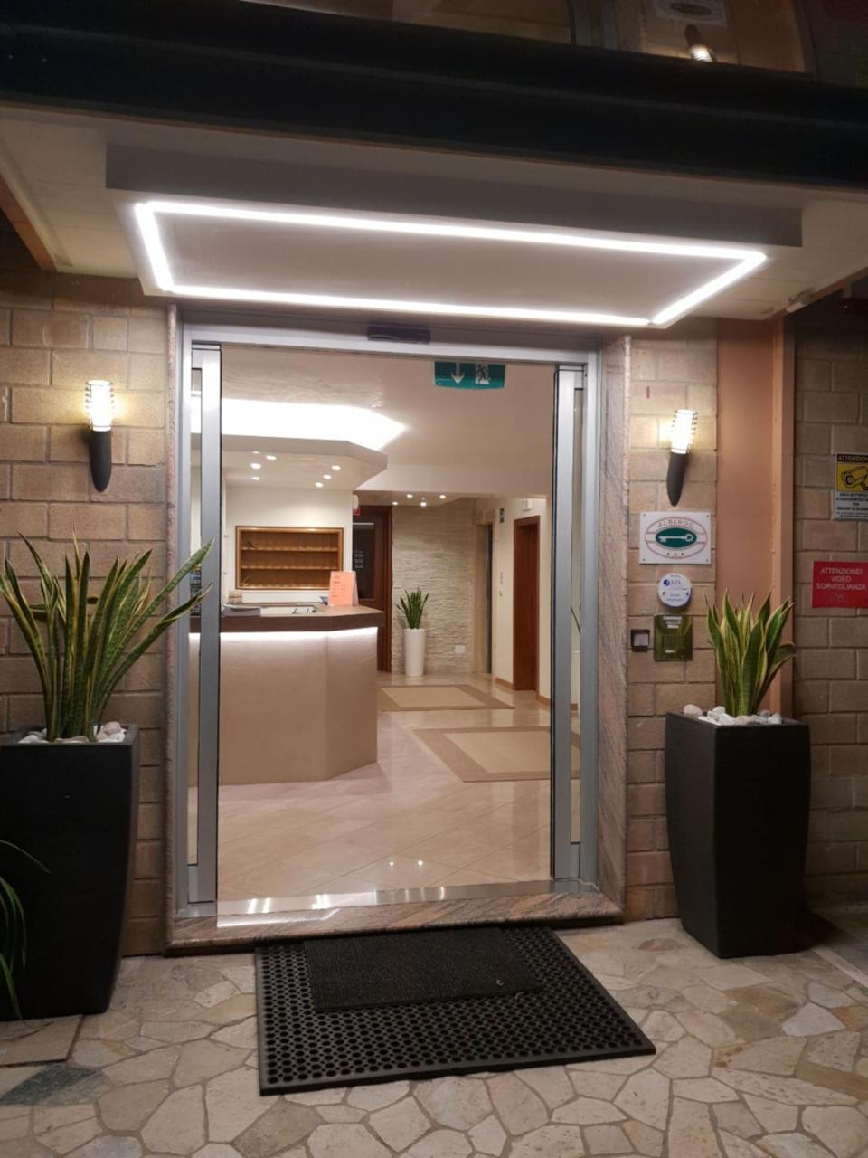 לידו די ג'סולו Hotel Rado מראה חיצוני תמונה